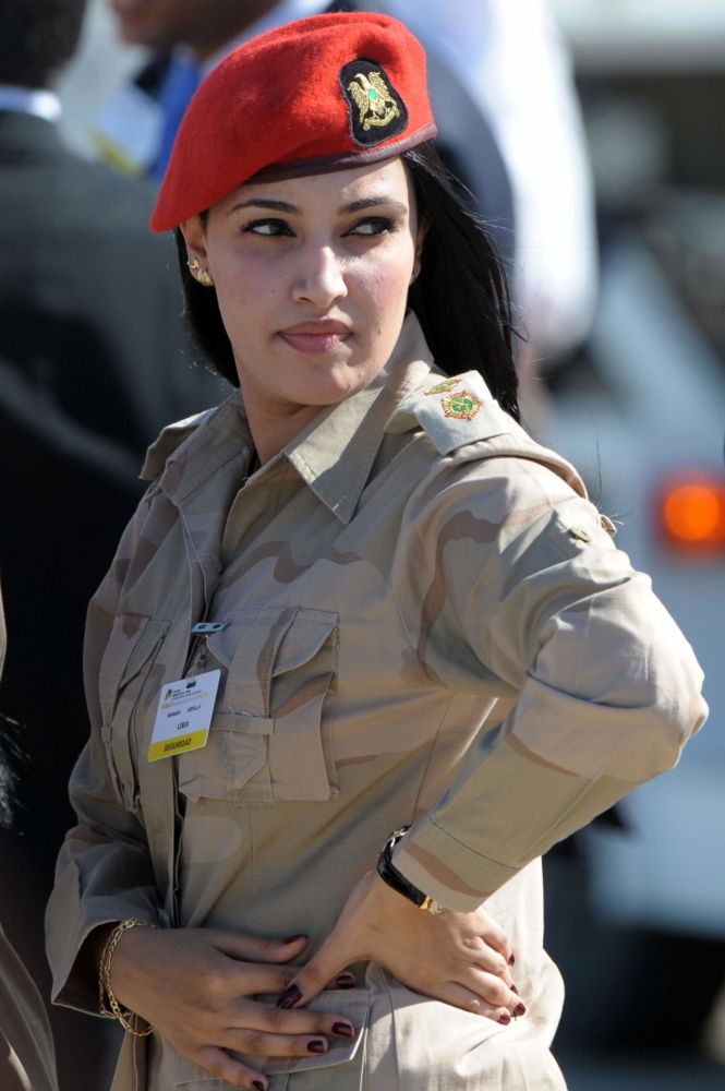 الليبية للاستثمار: أموال القذافي المجمّدة في أمان 1 جندية ليبية تنتظر وصول الرئيس الليبي الراحل معمر القذافي، في نوفا اسبارتا، فنزويلا