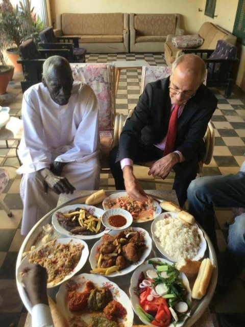 مائدة عضو اللجنة المركزية للحزب الشيوعي مع السفير البريطاني تشعل مواقع التواصل 1 صديق يوسف