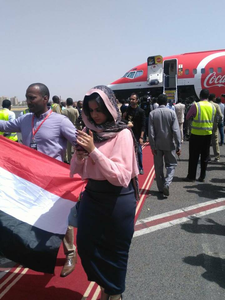 كأس العالم يصل السودان والحسناء لوشي في استقباله بالمطار