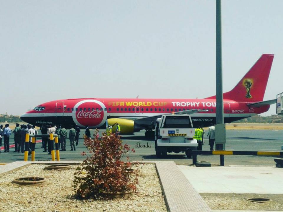 كأس العالم يصل السودان والحسناء لوشي في استقباله بالمطار2