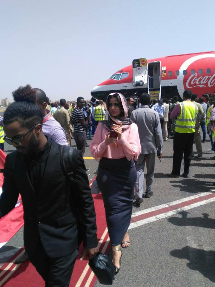 كأس العالم يصل السودان والحسناء لوشي في استقباله بالمطار3