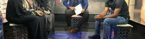 قناة الهلال تستخدم صناديق البيبسي بدل عن أطقم الجلوس الفخمة ومديرة القناة فاطمة الصادق توضح الحقائق2