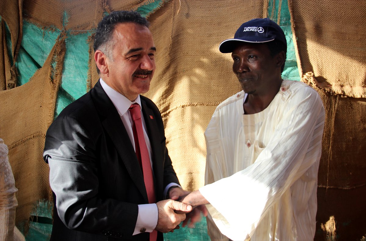 سفير تركي يفاجئ مواطن سوداني بزيارة منزله بعد اطّلاعه على قصته في الصحافة 1 سفير تركي