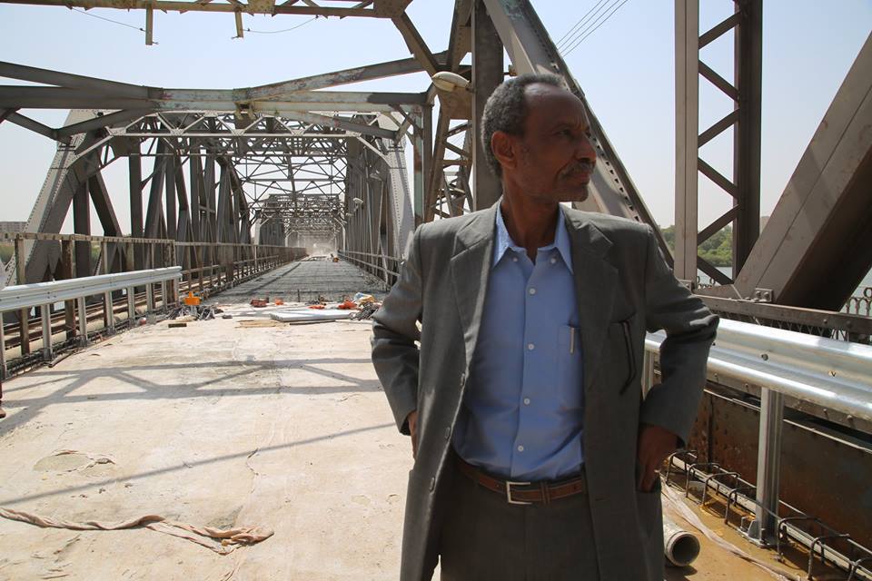 كوبري النيل الأزرق يصل مراحل متقدمة ووصول دهان الطلاء الحديدي الي موقع الجسر