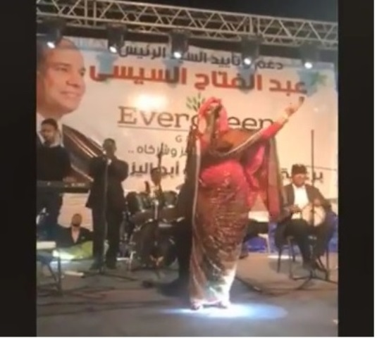 مؤيدو السيسي يستعينون بالفنانة السودانية "ندى القلعة" لدعم حملته الانتخابية لسباق الرئاسة في مصر.. فيديو 1 ندى القلعة السيسي