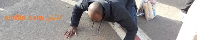 وصول خمسة من السودانيين المبعدين من سويسرا.. صورة أحدهم يقبل تراب الوطن تشعل الحنين في بلاد المهاجر 12 مبعد2