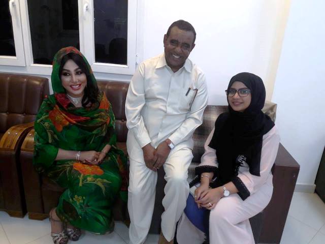 دكتور سوداني بعد لقائه بأم لوشي ينبرش ويتغزل علناً: أسرة لوشي تتمتع بجمال صارخ عجيب .. صور 1 انور لوشي