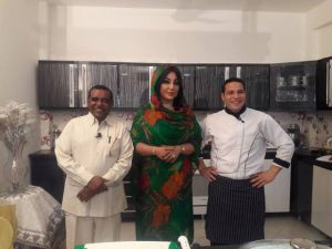 دكتور سوداني بعد لقائه بأم لوشي ينبرش ويتغزل علناً: أسرة لوشي تتمتع بجمال صارخ عجيب .. صور 2 انور لوشي1