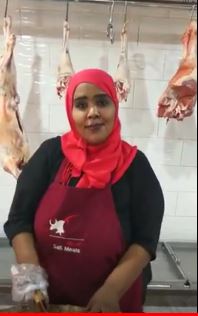 شاهد بالفيديو.. سودانية تعمل كجزارة لحوم تكشف تفاصيل عملها وحب الزبائن لصنعتها 1 جزارة سودانية