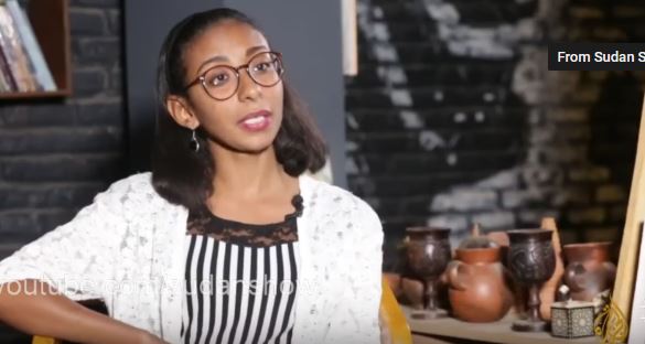 بالفيديو.. خريجة سودانية تعيد للخرطوم ذكرياتها الجميلة وتفتتح "مقهي" ثقافي وتقول: في الشارع بقولوا علي دي ست الشاي البتقعد لأخر الليل 1 خريجة سودانية تفتتح مقهي ثقافي بالخرطوم