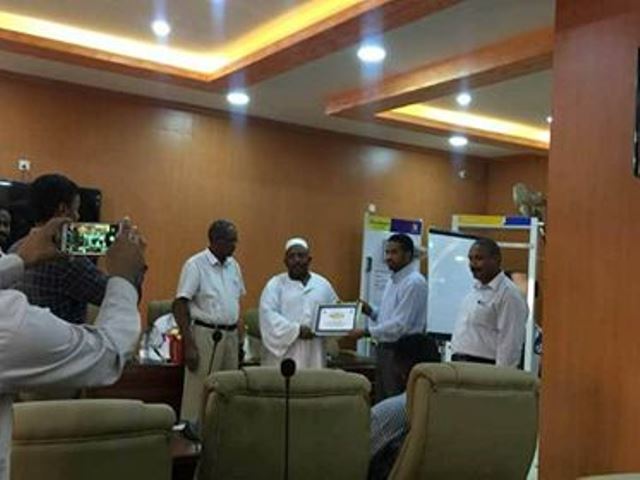 السودان.. تكريم سائق "الدفار" الشجاع الذي انقذ محطة وقود من الاحتراق 1 زاهر