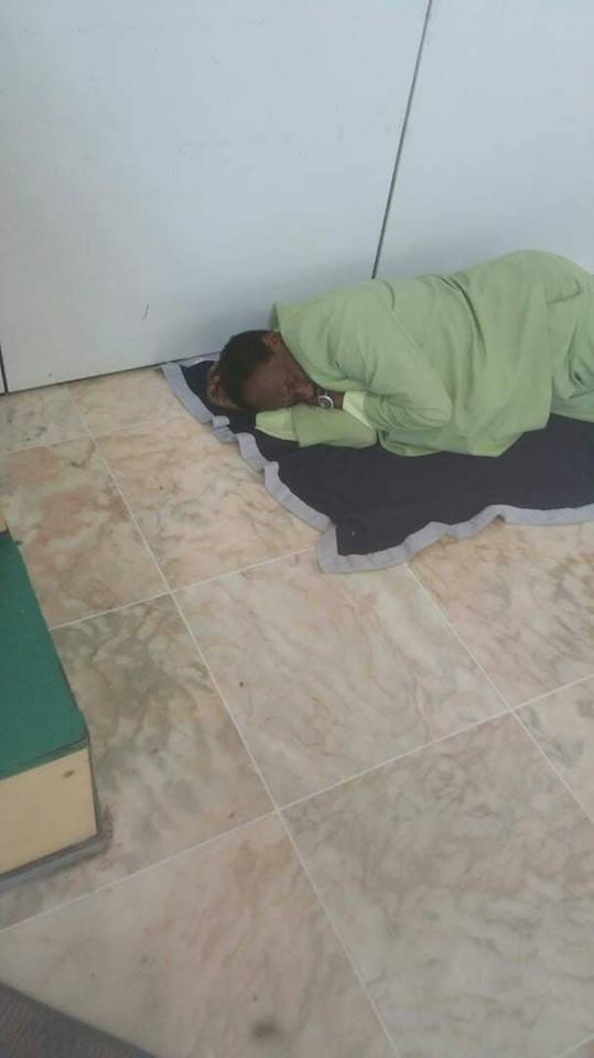 مدرب الهلال يفترش الأرض للنوم في مطار أديس أبابا