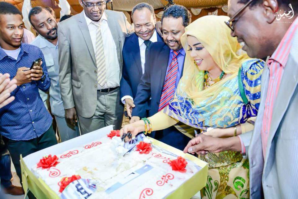 شاهد بالصور.. الفنانة ندى القلعة تأكل "تورتة" الهندي عز الدين 4 ندى القلعة تقطع تورتة المجهر السياسي