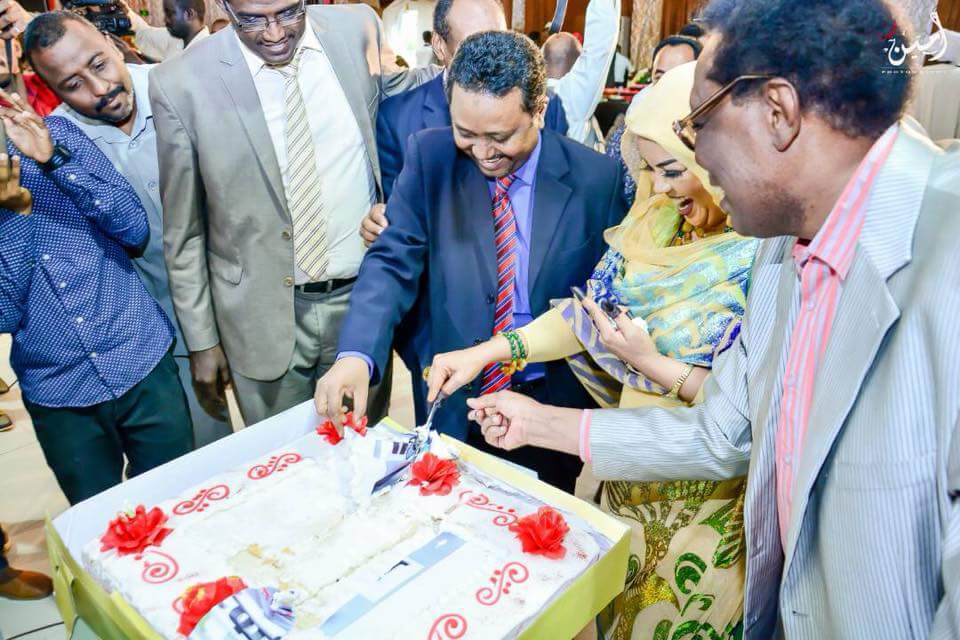 شاهد بالصور.. الفنانة ندى القلعة تأكل "تورتة" الهندي عز الدين 3 ندى القلعة تقطع تورتة المجهر السياسي2