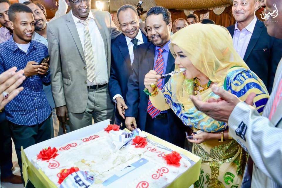 شاهد بالصور.. الفنانة ندى القلعة تأكل "تورتة" الهندي عز الدين 2 ندى القلعة تقطع تورتة المجهر السياسي3