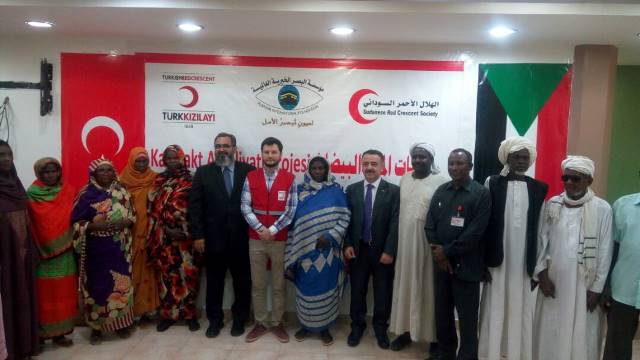 بحضور السفير التركي بالخرطوم.. مؤسسة البصر الخيرية العالمية تدشن عمليات المياه البيضاء مع الهلال الأحمر التركي 1 هلال تركيا