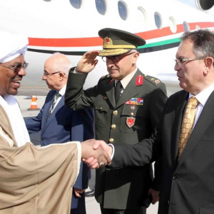 رئيس الجمهورية يصل اسطنبول للمشاركة في القمة الاسلامية الطارئة 1 البشير يصل تركيا