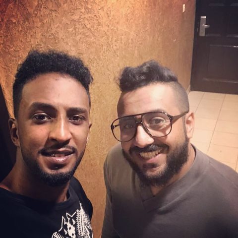 بالفيديو: الشاب السعودي المشهور يرقص ويغني مع الفنان محمد بشير الدولي في حفل بالرياض 1 السعوداني