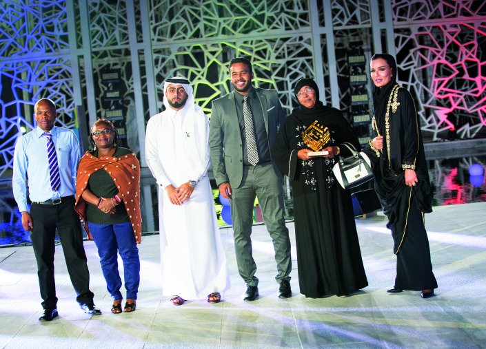 بالصور والفيديو.. الشيخة موزا تكرم المعلق السوداني سوار الذهب وتمنحه جائزة "أخلاقنا" 2 الشيخة موزا تكرم المعلق السوداني سوار الذهب2