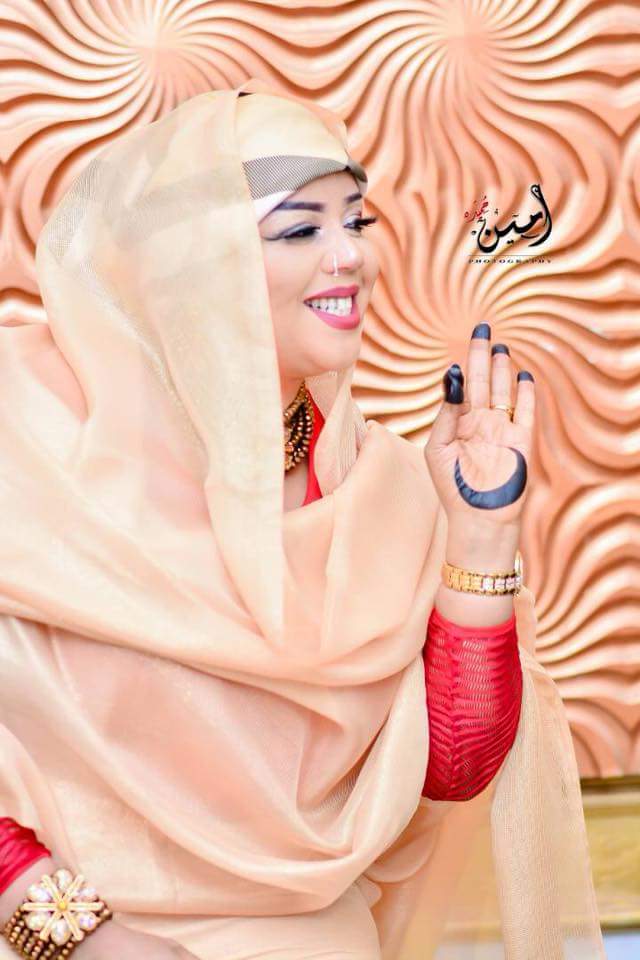 الفنانة ندى القلعة ترسم الهلال على يدها وتثير فضول الجمهور2