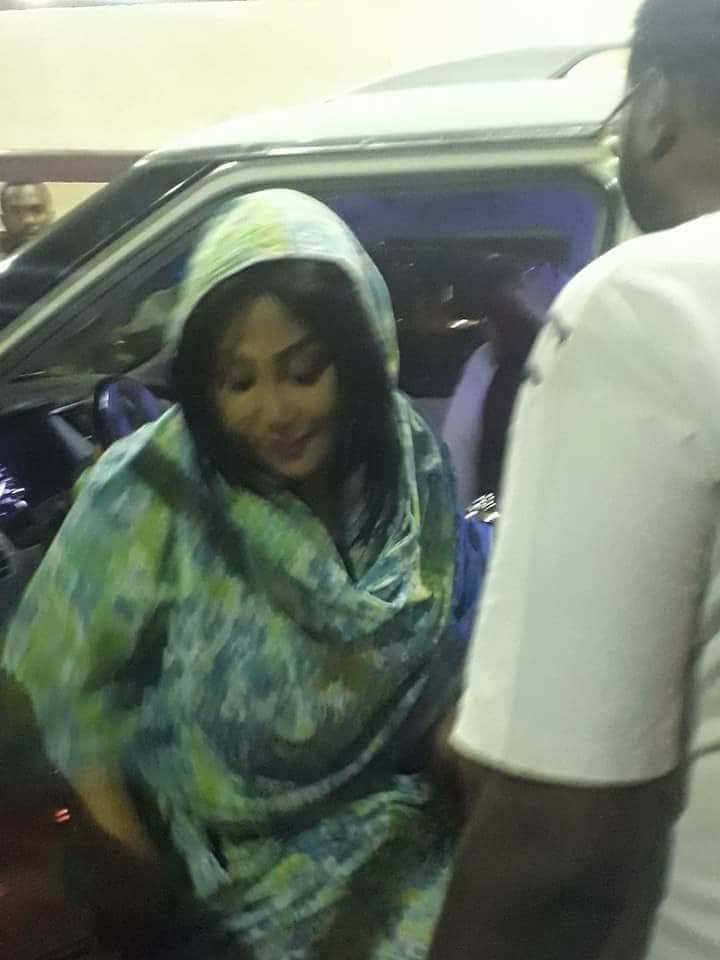 بالصور..خبيرة التجميل سوسن الخفجي تقتحم صفوف "البنزين" وتستنجد بمدير المحطة لإنقاذها من غضب المواطنين 3 خبيرة التجميل سوسن الخفجي تقتحم صفوف