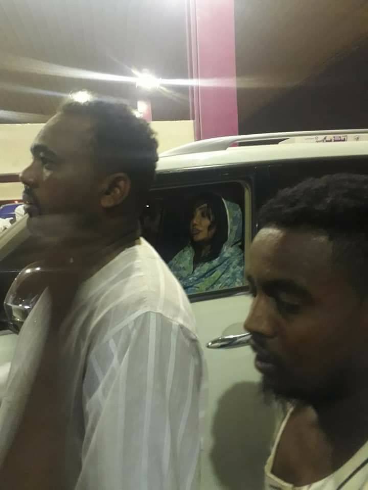 بالصور..خبيرة التجميل سوسن الخفجي تقتحم صفوف "البنزين" وتستنجد بمدير المحطة لإنقاذها من غضب المواطنين 2 خبيرة التجميل سوسن الخفجي تقتحم صفوف2