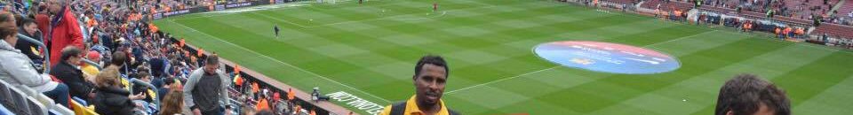 سوداني يرفع علم السودان في روسيا