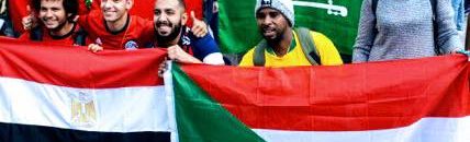 سوداني يرفع علم السودان في كأس العالم