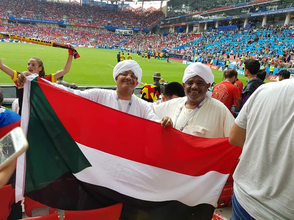 الجلابية والعمة والعلم السوداني حضوراً في مدرجات كأس العالم