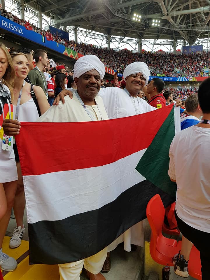 الجلابية والعمة والعلم السوداني حضوراً في مدرجات كأس العالم2