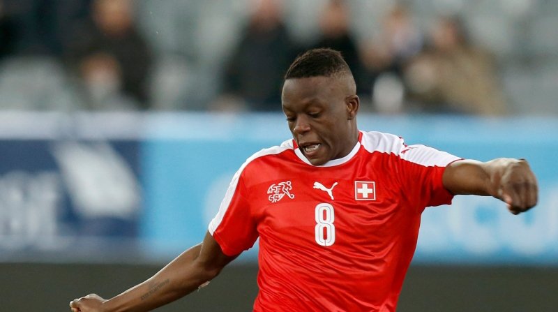 بالصور.. سويسرا تعلق أمالها في المونديال على السوداني "زكريا" 5 اللاعب السويسري زكريا