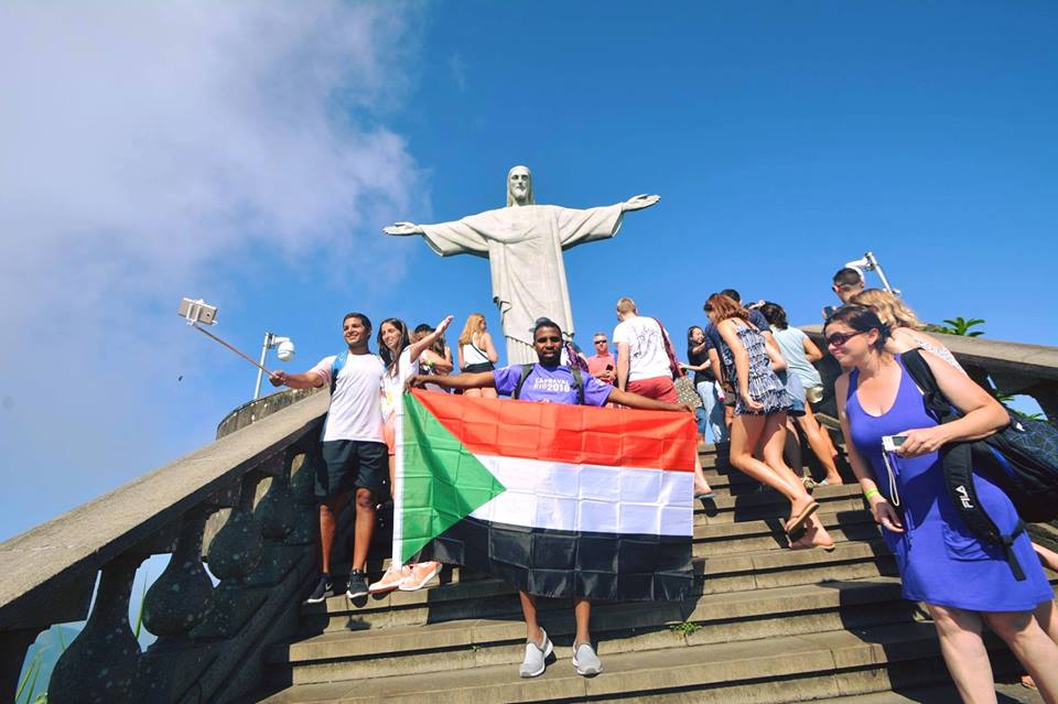 سوداني يرفع علم السودان في أوروبا