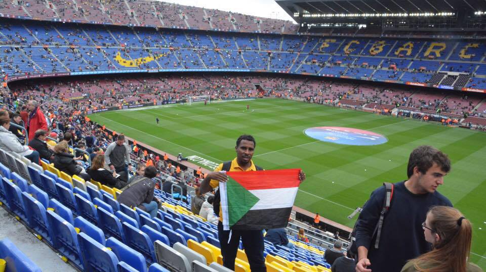 مأساة.. أسرة مصرية قتلت شنقاً خلال مباراة روسيا 1 سوداني يرفع علم السودان في روسيا