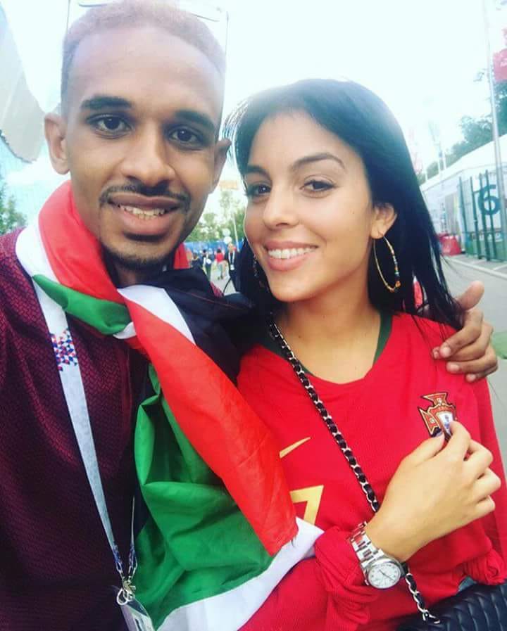 شاب سوداني يحتوي زوجة اللاعب كرستيانو رونالدو وجميلات المونديال في صور واسعة الانتشار 1 شاب سوداني يحتوي زوجة اللاعب كرستيانو رونالدو وجميلات المونديال في صور واسعة الانتشار