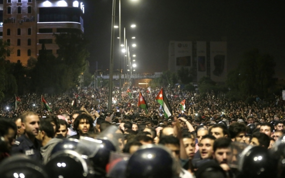 بالفيديو..16 إصابة وانهيار مبنى بالكامل خلال مداهمة بالسلط الأردنية 1 مظاهرات الاردن