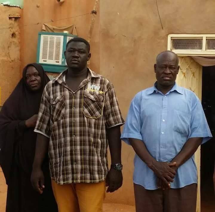 هدية عظيمة من سيدة لسائق "ركشة" سوداني ضرب أروع الأمثال في الأمانة وأعاد مبلغ 100 مليون عثر عليهم في ركشته 1 هدية عظيمة من سيدة لسائق ركشة سوداني ضرب أروع الأمثال في الأمانة وأعاد مبلغ 100 مليون عثر عليهم في ركشته