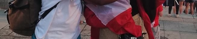 إليكم قصة الشاب السوداني والجميلة الأوروبية بروسيا..تعاطف معها ومنحها علم السودان ليقيها من المطر