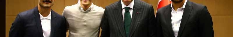 قضية أوزيل تشغل الراي العام الالماني والاتحاد الألماني يردّ 10 اوزيل وغوندغان مع اردوغان