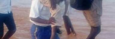 مواقف إنسانية مؤثرة تتجسد وسط كوارث فيضان السودان 10 شرطي يحمل مواطن