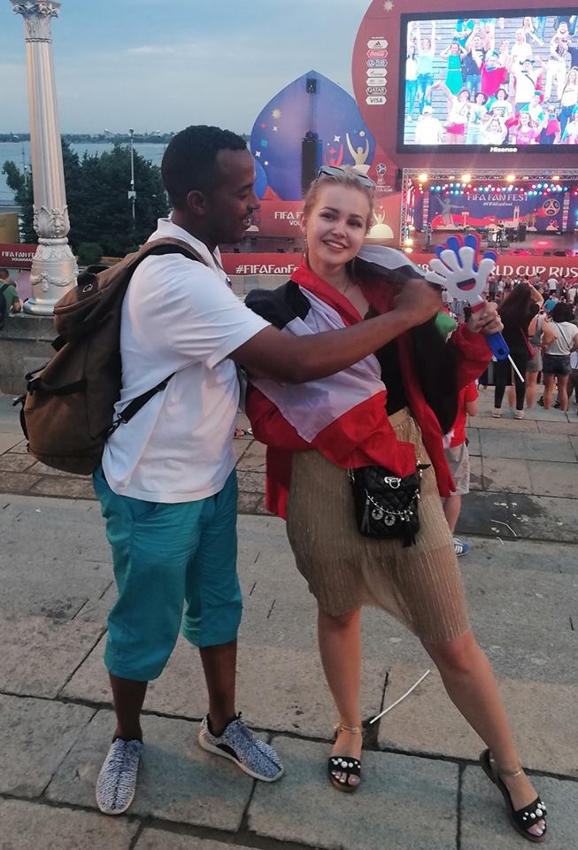 إليكم قصة الشاب السوداني والجميلة الأوروبية بروسيا..تعاطف معها ومنحها علم السودان ليقيها من المطر