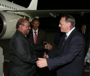 بعد أن وضع المحكمة الجنائية لمدة 9 سنوات تحت جزمته.. الرئيس السوداني يصل موسكو وصوره تشعل فيسبوك 2 البشير2