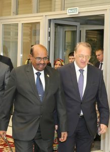 بعد أن وضع المحكمة الجنائية لمدة 9 سنوات تحت جزمته.. الرئيس السوداني يصل موسكو وصوره تشعل فيسبوك 3 البشير3