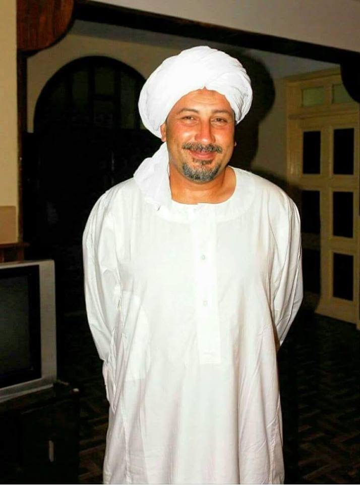 المدرب المصري الدهرواي يظهر بالزي القومي السوداني