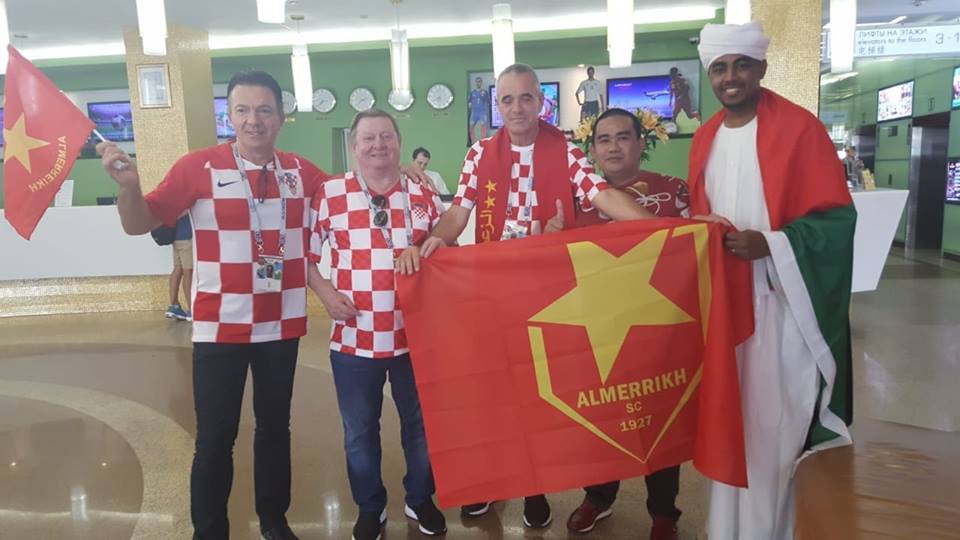 جمهور كرواتيا يحمل شعار نادي المريخ السوداني