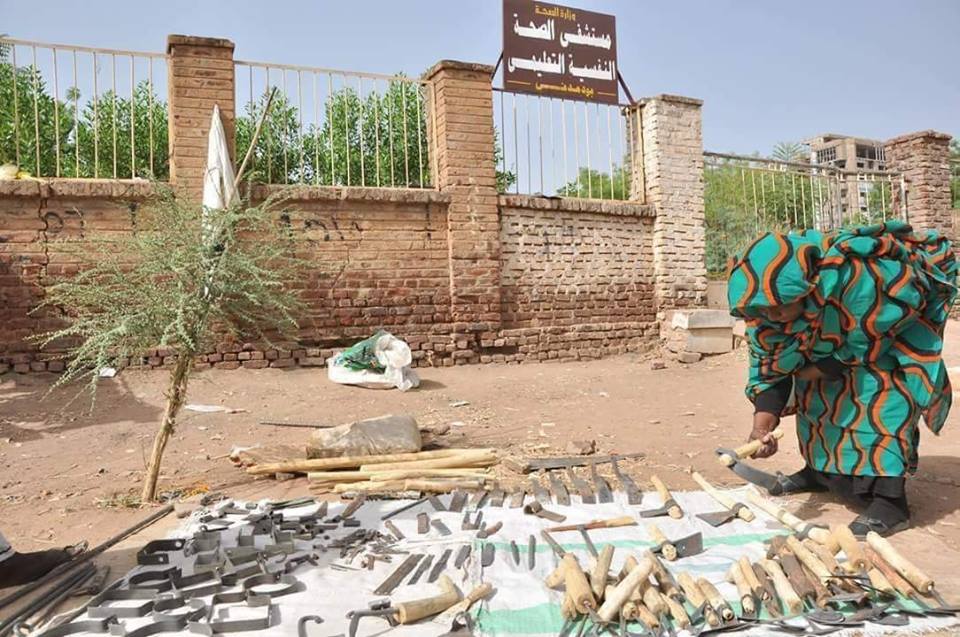 سكاكين في مستشفي المجانين