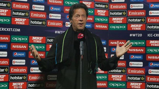 بالفيديو .. عمران خان يؤدي اليمين رئيسا لحكومة باكستان 1 عمران خان