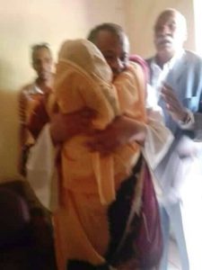 صورة حديثة للمعتقل (ود قلبا) مع أسرته في محبسه تحرج نشطاء المعارضة بترويجهم لإصابته بالشلل 2 ود قلبا