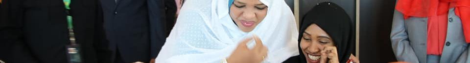 وزيرة الإتصالات تتناول وجبة "فتة"مع موظفات زين وصورة تظهر المدير "عروة" وفي يده فراشة طبية أثناء العمل 14 تهاني زين