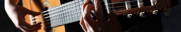 مسابقة لاختيار بطل العالم في التظاهر بالعزف على الغيتار 10 جيتار