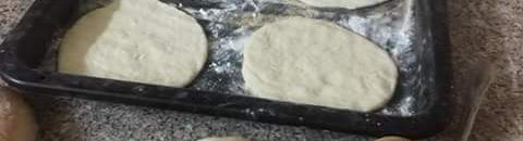 قيل لأعرابي: «لقد أصبح رغيف الخبز بدينار» فأجاب: واللهِ ما هَمَّني ذلك ولو أَصْبَحَتْ حَبةُ القمحِ بدينارٍ 10 خبز